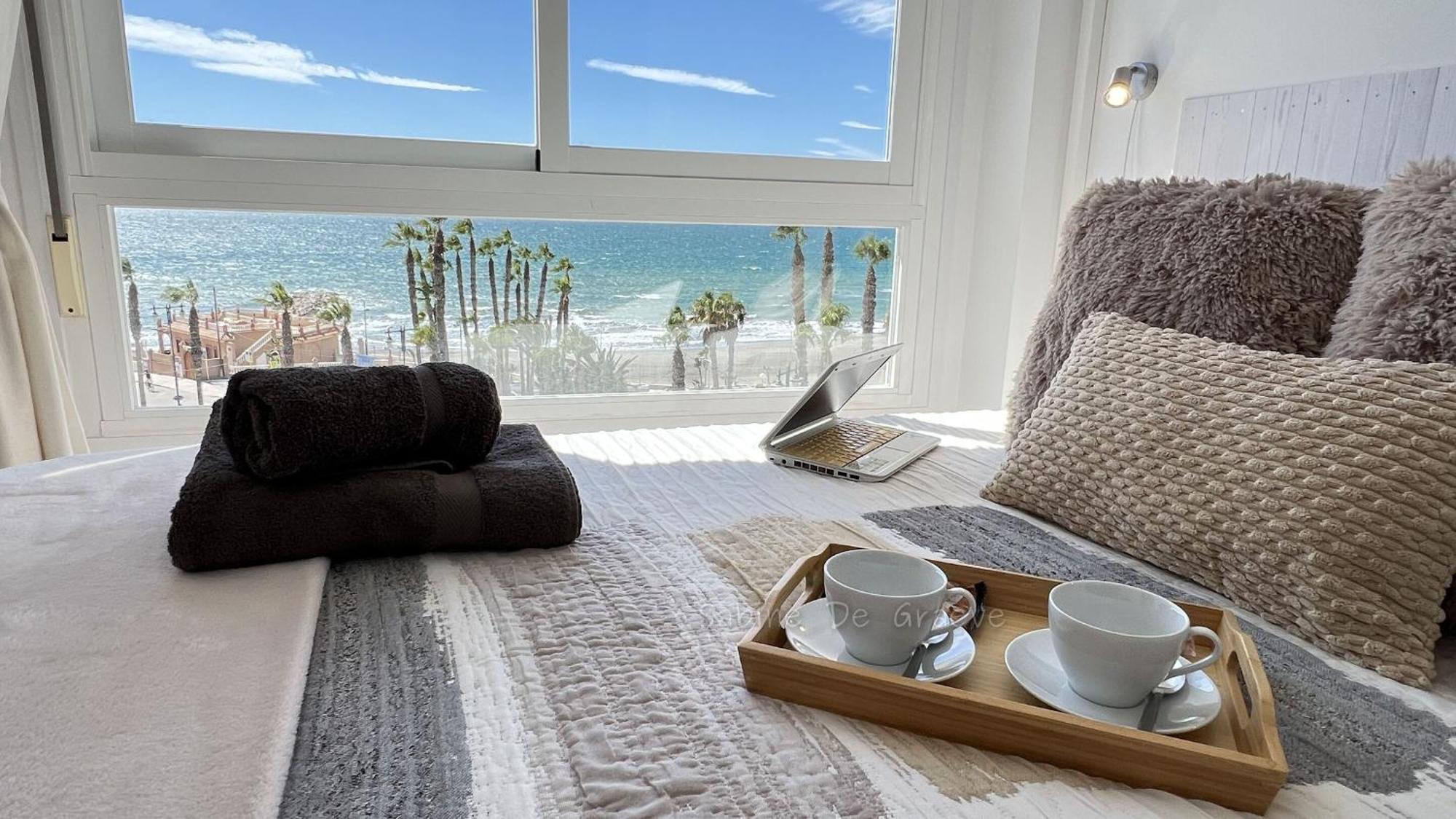 Love Nest By The Sea Wake Up With Ocean Views In Every Room Ruselo R408 トロクス・コスタ エクステリア 写真